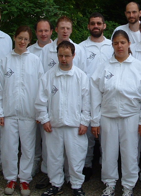 In het midden Christof, hier nog in maagdelijk wit, op het toernooi in Chevelly Larue in 2004